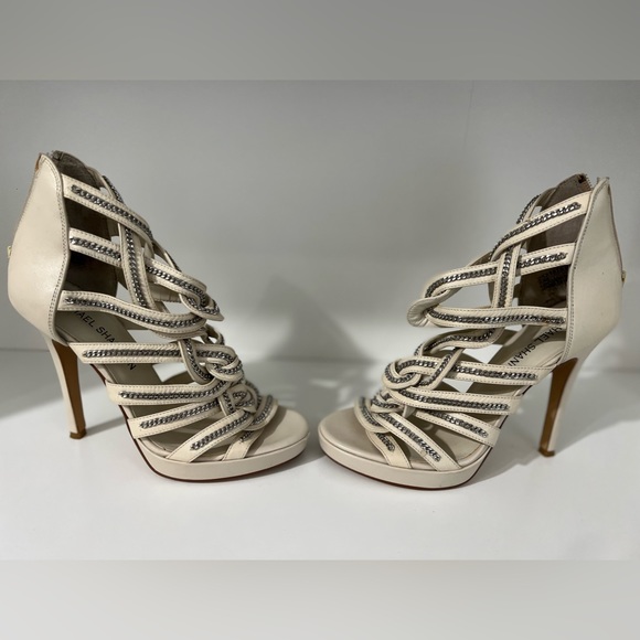 Eggshell color chain detail heels - Picture 2 of 6